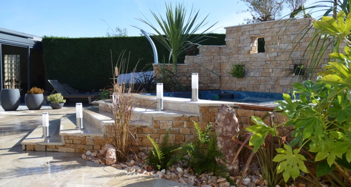 Image d'une création de d'ensemble autour d'un jacuzzi