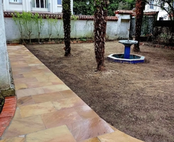 Allée en grès madère et gazon naturel